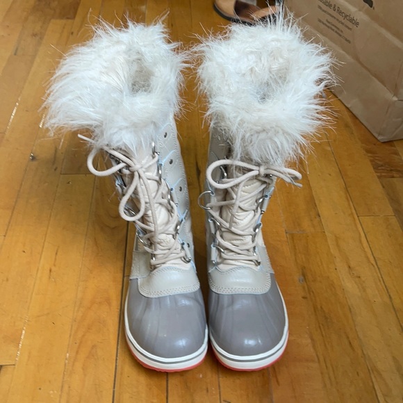 Sorel water proof boots 1 first pic similar boots not same obviously 😜 - Picture 2 of 10
